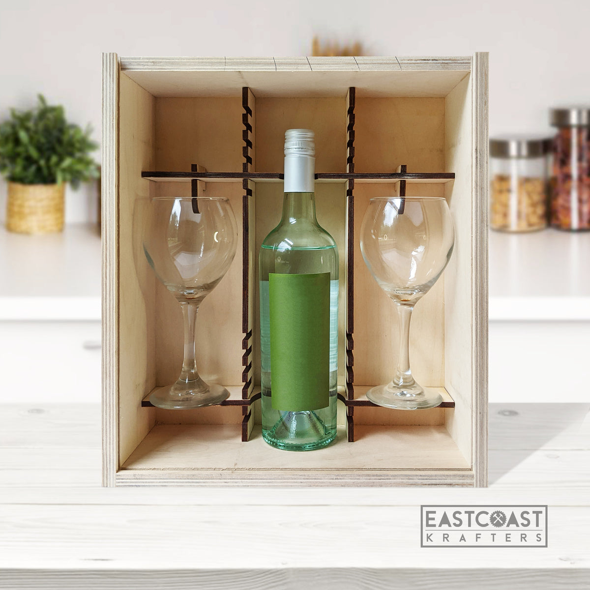 Luxurious personalised wine case with engraved glasses